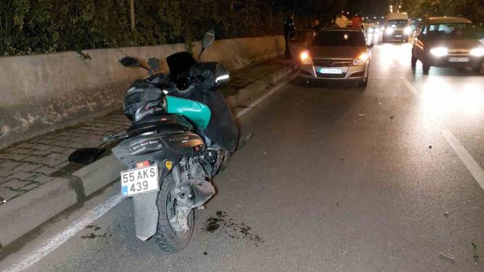 Motosiklet Park Halindeki Otomobile Çarptı: 1 Yaralı