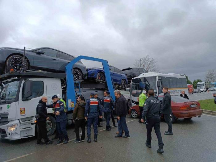 Kavşağa Dönen Tır Anaokulu Servisine Çarptı, Facianın Eşiğinden Dönüldü