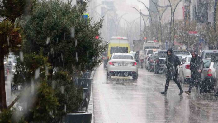 Van’da Yoğun Kar Yağışı Etkili Oluyor