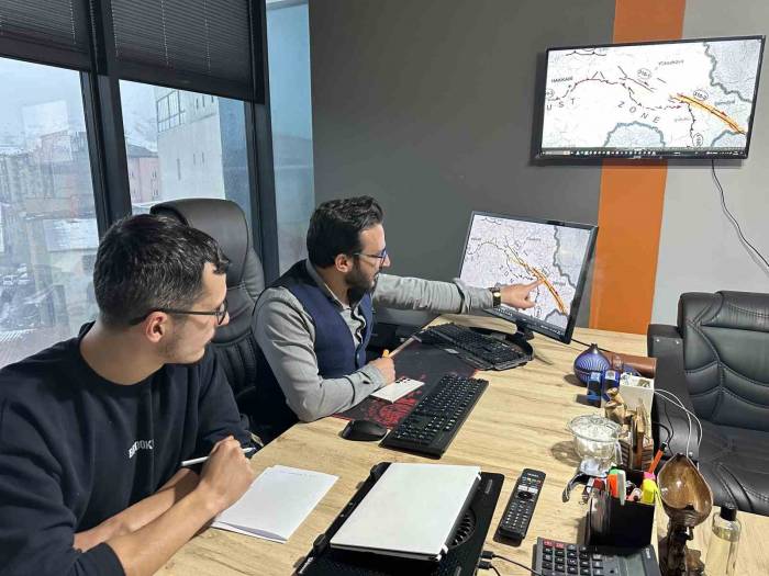 Mimar Ve İnşaat Mühendisleri Yüksekova’da Deprem Konusunda Alınması Gereken Önlemleri Anlattı