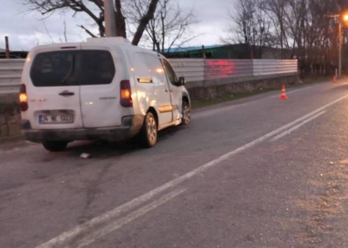 Hafif Ticari Araçla Otomobil Çarpıştı, 2 Kişi Yaralandı
