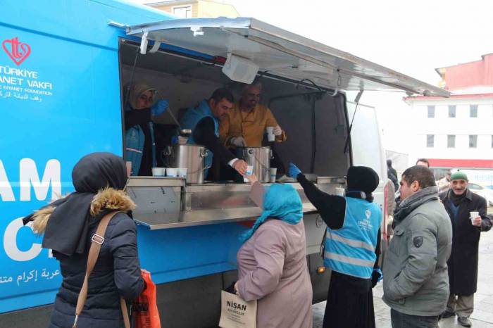 Ağrı’da "İçimizi Isıtan İyilik" Projesi Kapsamında Çorba Dağıtıldı