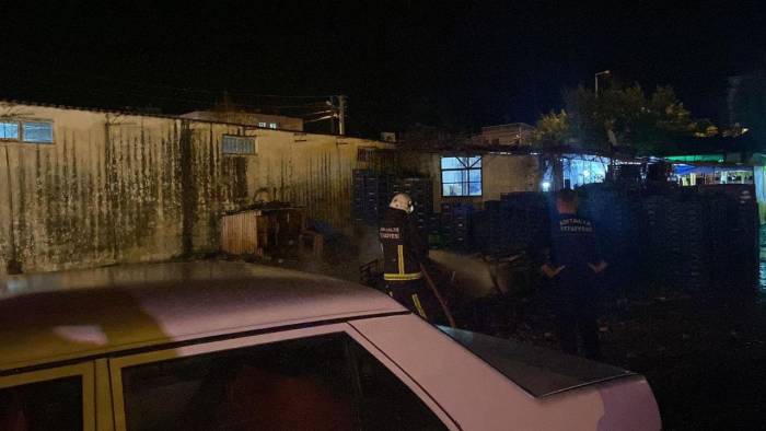 Otoparktaki Konteynerler Alev Aldı, Yangın Büyümeden Söndürüldü