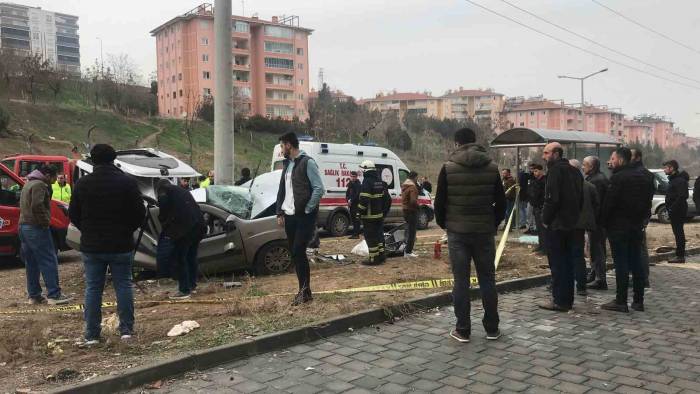 Beton Direğe Çarpan Hafif Ticari Araç Hurdaya Döndü, Sürücü Hayatını Kaybetti