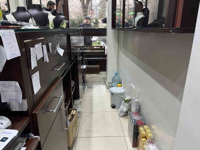 Beylikdüzü’nde 4 Dakika İçinde Yaklaşık 1 Buçuk Kilo Altını Çaldılar