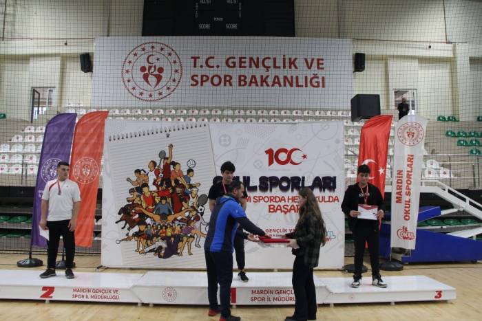 Ahlatlı Öğrenci Bilek Güreşinde Bölge Birincisi Oldu