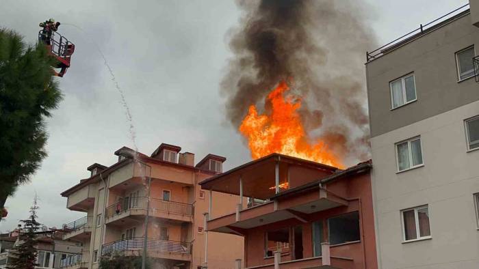 Alevlerin Kapladığı Çatı Kullanılmaz Hale Geldi