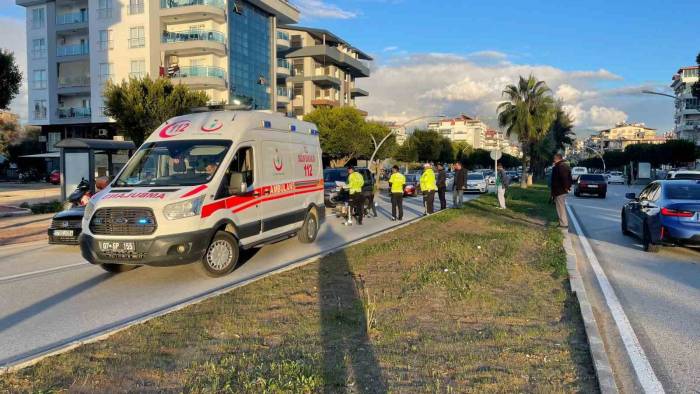 Kontrolden Çıkan Motosiklet Devrildi, Sürücü Yaralandı