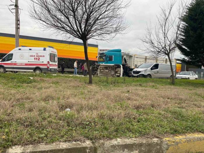 Kamyon İle Çarpışan Otomobil Yan Yattı