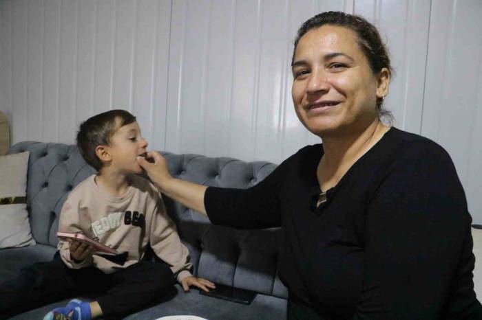 Acılı Anne Asrın Felaketinde Kaybettiği Evlatlarının Özlemini Hayatta Kalan Evlatlarıyla Gideriyor