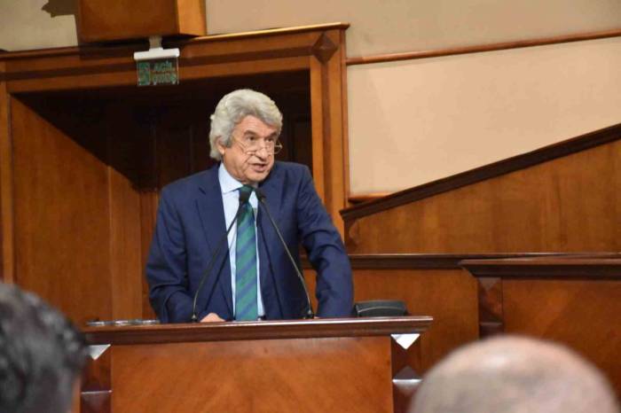 İbb Meclisi’nde Chp’li Meclis Üyesinin Ak Partili Belediye Başkanlarına Yaptığı Övgüye Chp Sıralarından Tepki