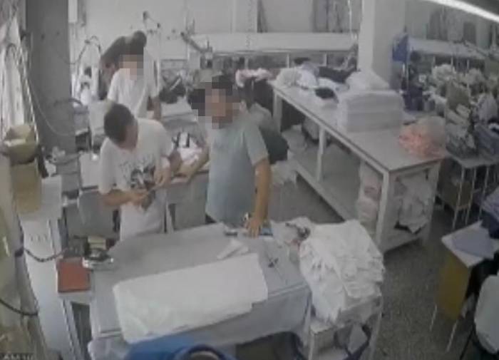 Tekstil Atölyesinde “Yüzüme Kumaş Attın” Kavgası Kamerada: Ortalık Karıştı, İş Arkadaşları Ayırdı