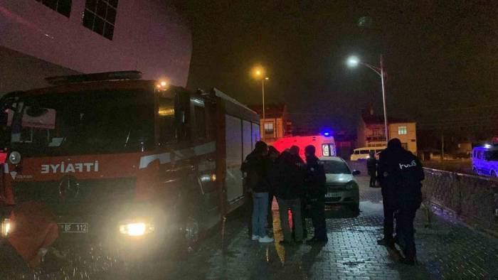 Otomobilde Çıkan Yangına Vatandaşlar Müdahale Etti