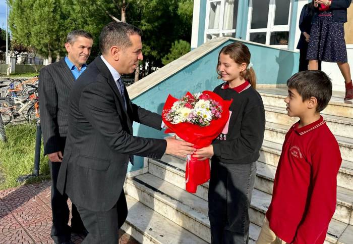 Kaymakam Aktaş’ı Öğrenciler Çiçekle Karşıladı