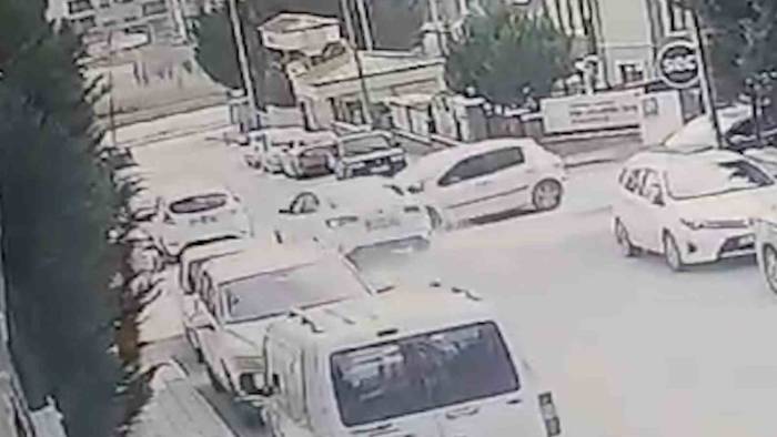 Dikkatsizliğin Sonucu Pahalıya Patladı: 3 Aracın Karıştığı Kaza Kamerada