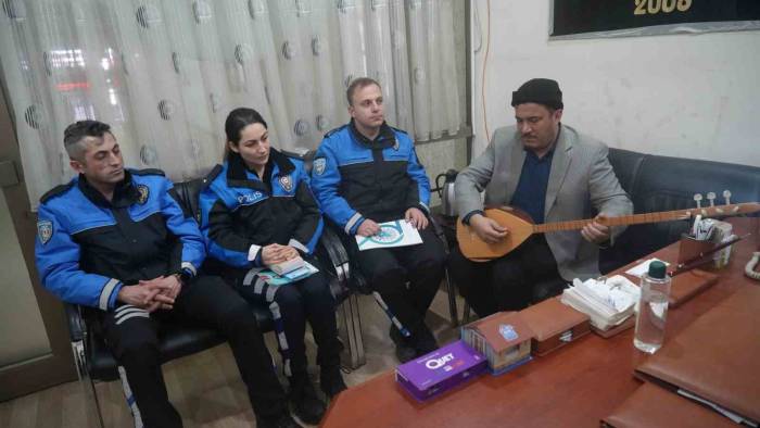 Görme Engelli Öğretmen Polisler İçin Bağlama Çaldı