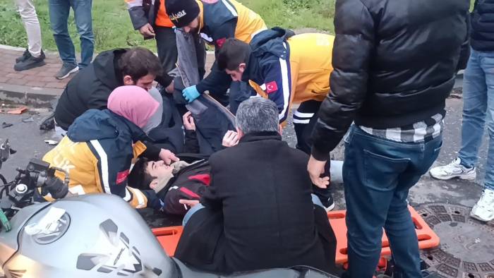 Servis Minibüsüyle Motosiklet Kafa Kafaya Çarpıştı : 1 Yaralı