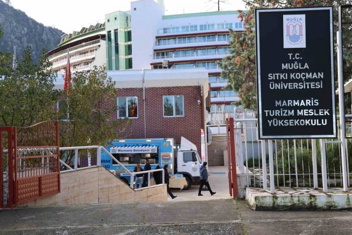 Üniversite Öğrencilerine Sıcak Yemek İkramı