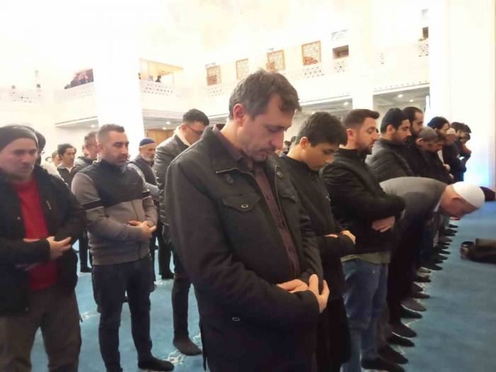 İzmir’de Kandil Gecesi Filistin İçin Eller Semaya Açıldı