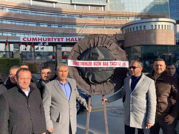 Öğretmenler Chp Genel Merkezi Önüne Siyah Çelenk Bıraktı