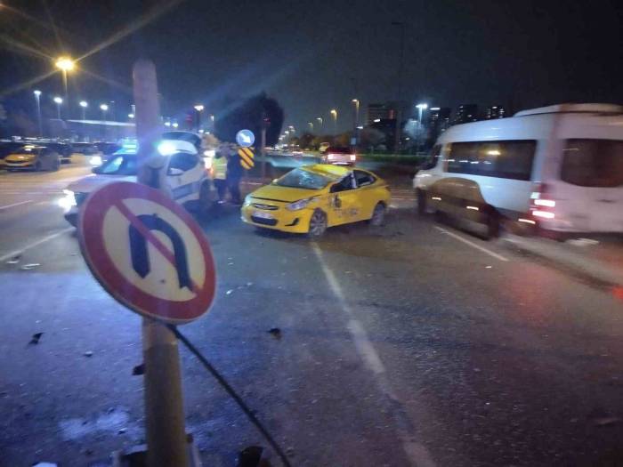 Pendik’te Ticari Taksi İle Otomobil Çarpıştı: 1 Yaralı