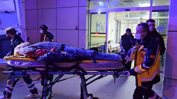Sakarya’da İki Otomobil Çarpıştı: Araçta Sıkışan Yaralı İtfaiye Kurtardı
