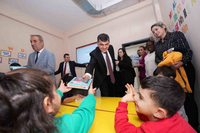 Sürpriz Hediyeler, Anaokulu Öğrencilerini Mutlu Etti