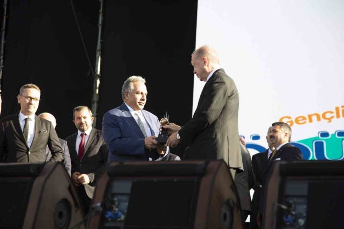 Başkan Yalçın’a 5 Yılda 10 Ödül