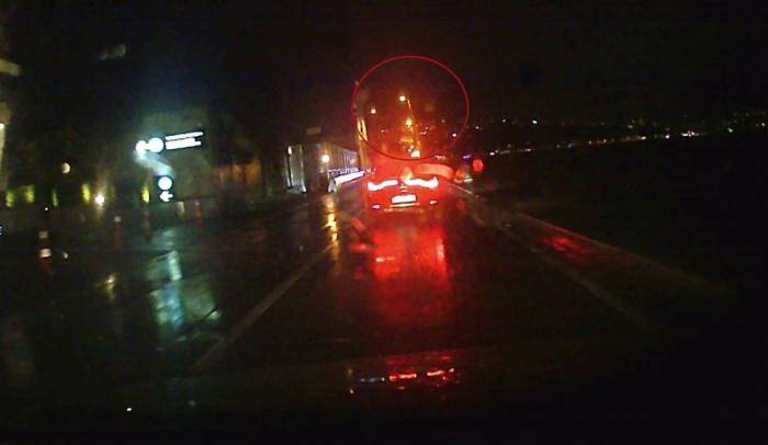 Tarabya’da Ölümden Kıl Payı Kurtuluş Kamerada: Bedaş’ın Aydınlatma Direği Yola Devrildi, Sürücü Saniyeyle Kurtuldu