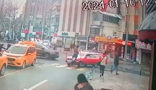 Otomobilin Yaya Geçidindeki Yayaya Çarptığı Anlar Kamerada