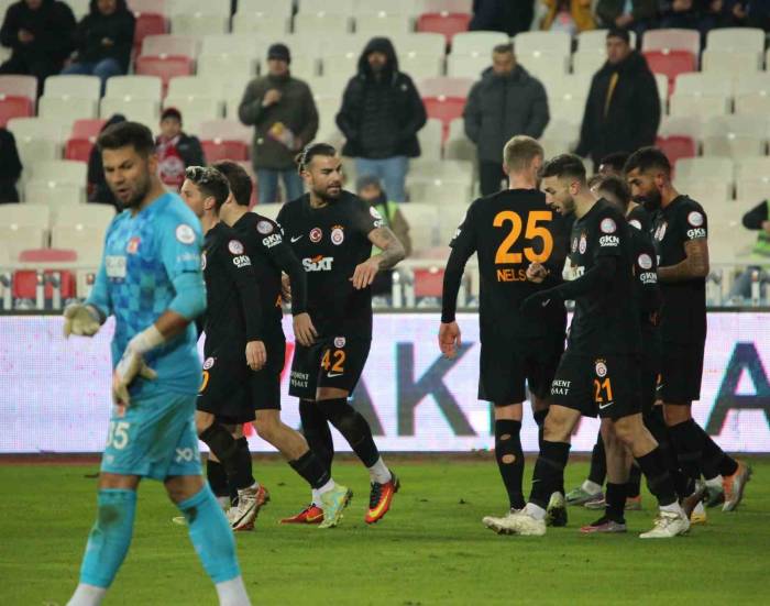 Trendyol Süper Lig: E.y. Sivasspor: 0 - Galatasaray: 1 (İlk Yarı)