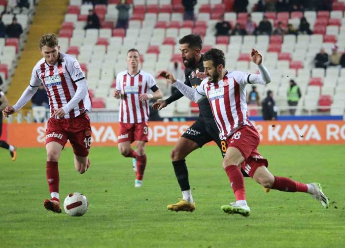 Trendyol Süper Lig: E.y. Sivasspor: 1 - Galatasaray: 1 (Maç Sonucu)
