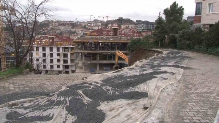 Üsküdar’da İstinat Duvarı Çöktü, Bir Apartman Tahliye Edildi