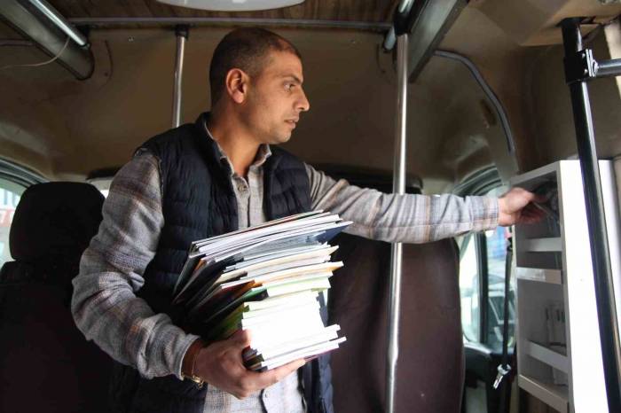 Kütüphaneli Minibüse Kitap Desteği