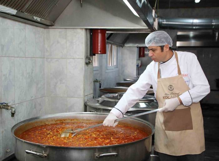 Yüreğir Belediyesi Her Gün 4 Bin 200 Aileye Ulaşıyor