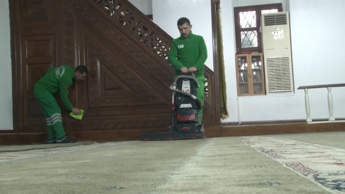 Zeytinburnu’nda Camiler Gül Suyuyla Yıkandı