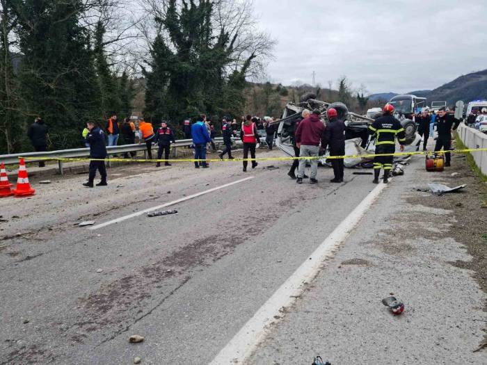 Kamyon, Ana Yola Çıkmak İsteyen Araca Çarptı: 1 Ölü, 2 Yaralı