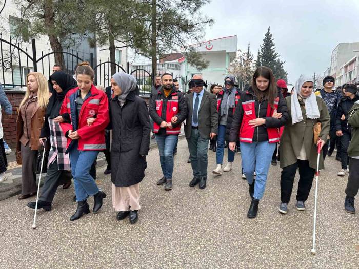 Adıyaman’da Görme Engellilerden "Farkındalık" Yürüyüşü