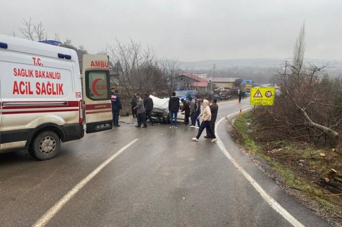 Sivil Polis Aracı İle Otomobil Çarpıştı