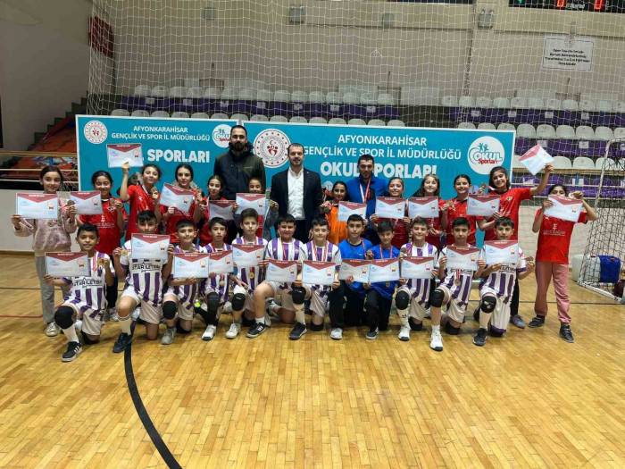 Hentbol Küçükler Grup Müsabakalarında Birinci Oldular