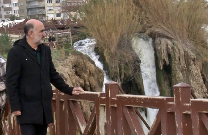 Bir Yanda Acılı Babanın Evlat Nöbeti, Diğer Yanda Her Şeyden Habersiz Manzara Keyfi