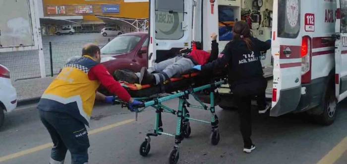 Önce Aniden Açılan Araba Kapısına Çarptı, Sonra Otomobilin Altında Kaldı