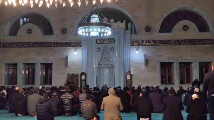 Tatvan’da Regaip Kandili Dualarla İdrak Edildi