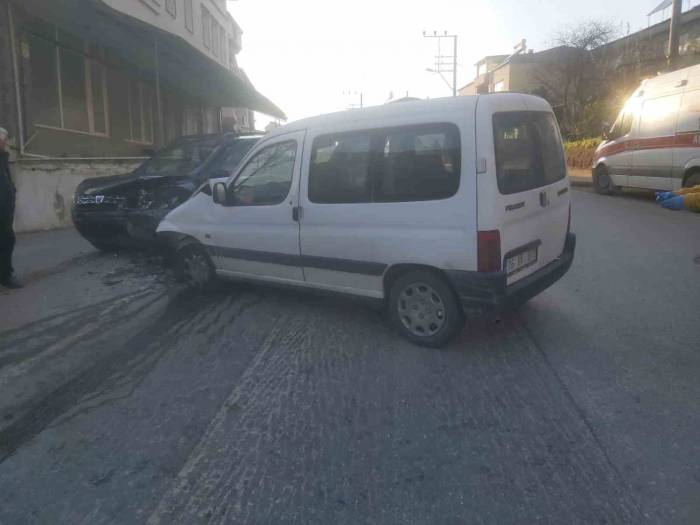 İznik’te Otomobiller Kafa Kafaya Çarpıştı: 2 Yaralı