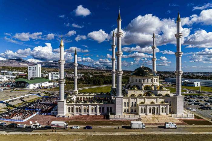 Dr. Suat Günsel Camii, Yakın Doğu Üniversitesi Kampüsünde Gerçekleştirilen Görkemli Bir Törenle Açıldı