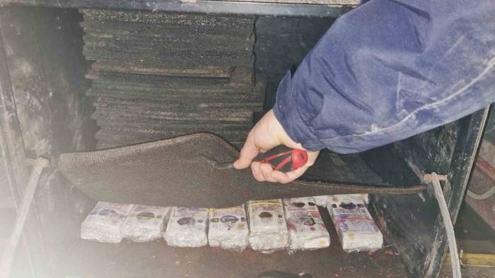 Halat Zincirler Altına Gizlenmiş 392 Bin Sterlin Yakalandı