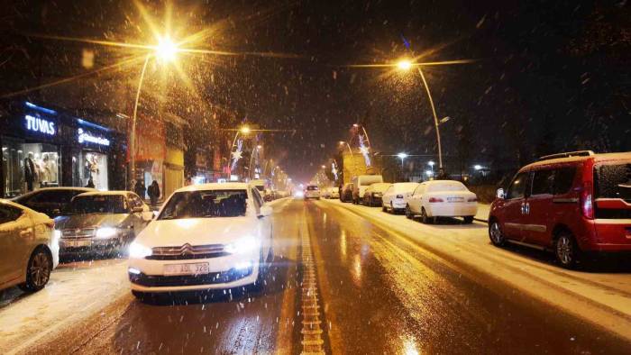 Erzurum’da Kar Yağışı Etkili Oluyor