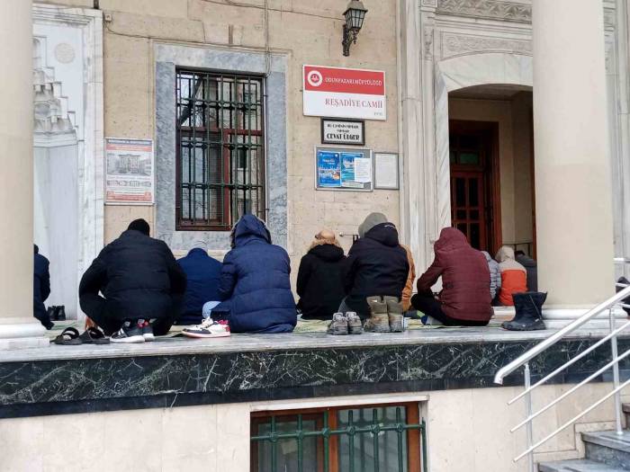 Hava Sıcaklığının Eksi Değerlere Düşmesi İbadete Engel Olmadı