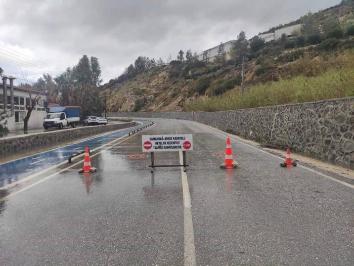 Hatay’da Sahil Yolu Heyelan Nedeniyle Ulaşıma Kapandı