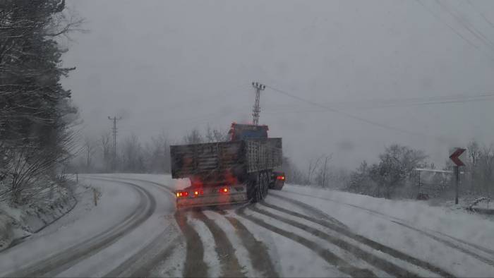 Karabük’te Kar Yağışı Sürücülere Zor Anlar Yaşatıyor